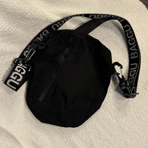 BAGGU Black Sport Crossbody with OG black and white strap - Picture 2 of 7